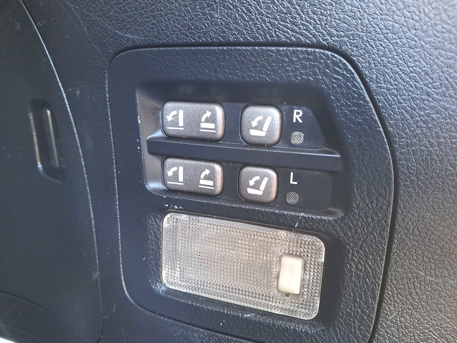 Used 2011 Lexus LX 570 4WD image 30