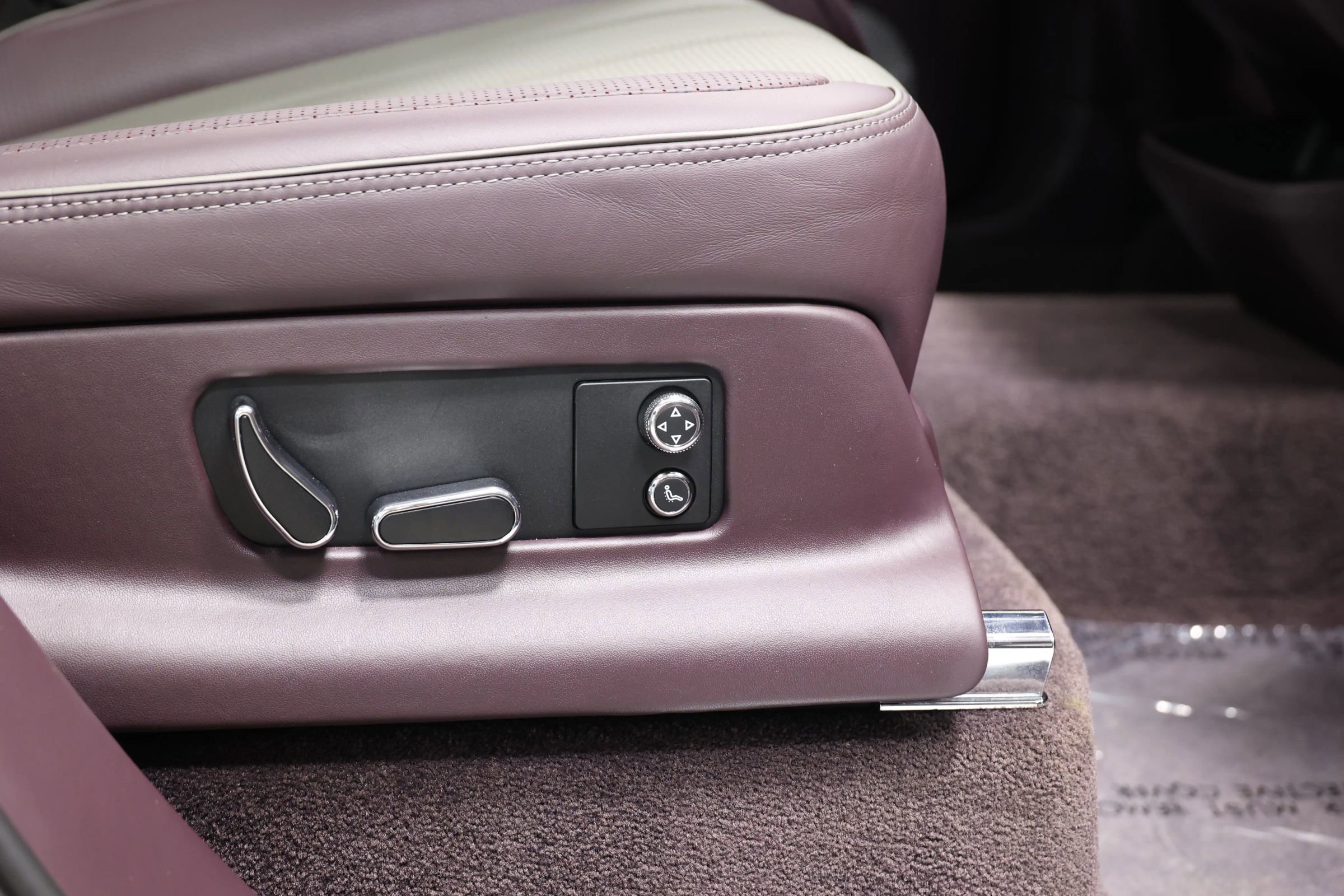 Used 2023 Bentley Bentayga Extended Wheelbase image 92