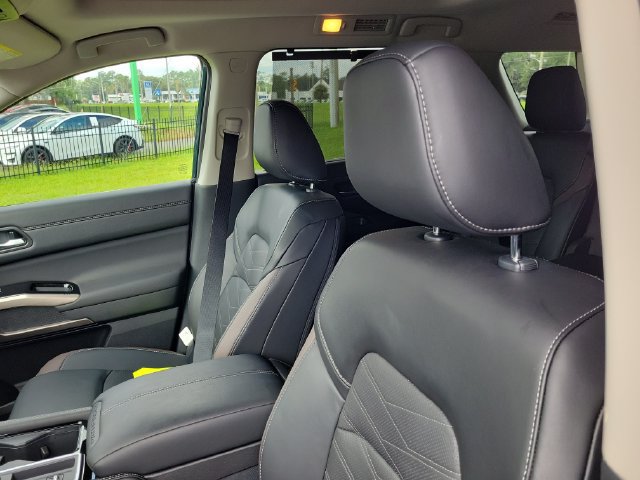 Used 2025 Nissan Pathfinder Platinum w/ Cargo Package FWD image 20