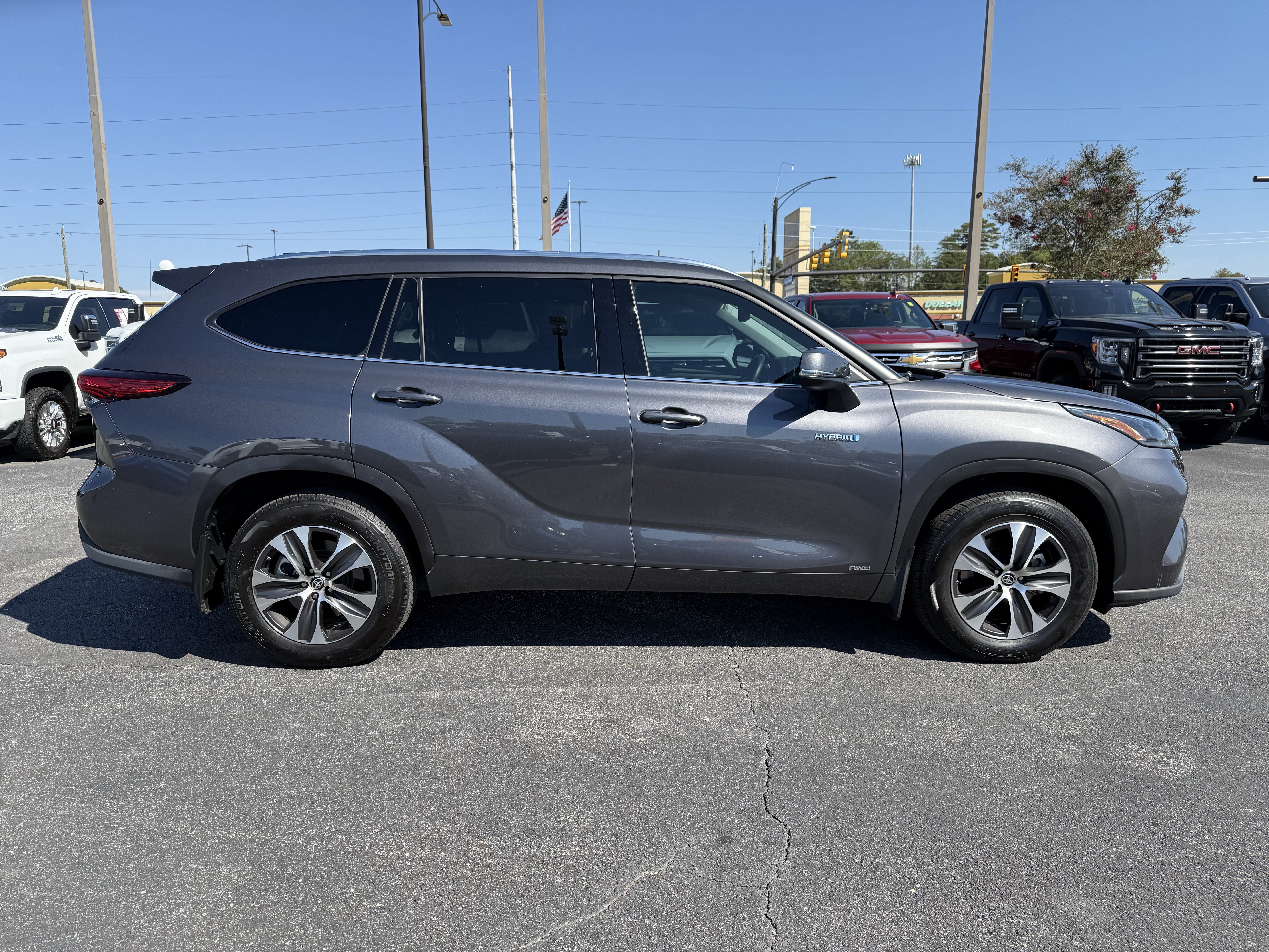 Used 2021 Toyota Highlander XLE AWD/4WD image 11