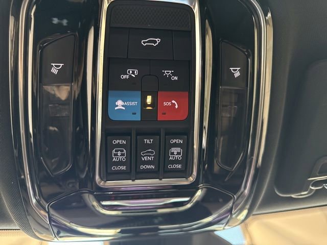 Used 2024 Jeep Grand Cherokee Overland w/ Luxury Tech Group IV AWD/4WD image 14