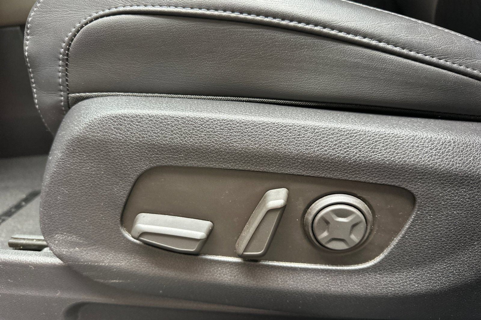 Used 2025 Kia Carnival FWD image 15