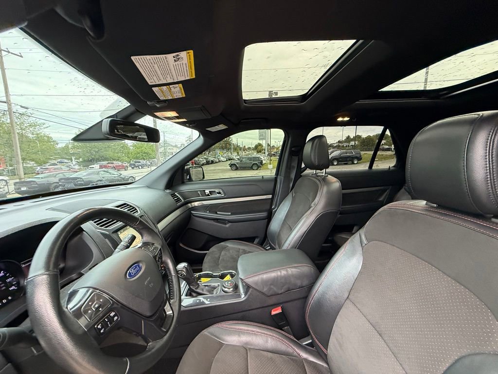 Used 2018 Ford Explorer XLT w/ Equipment Group 202A AWD/4WD image 12