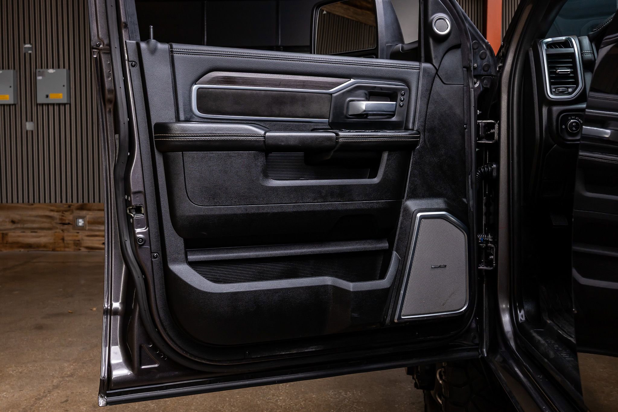 Used 2025 RAM 3500 Laramie AWD/4WD image 36