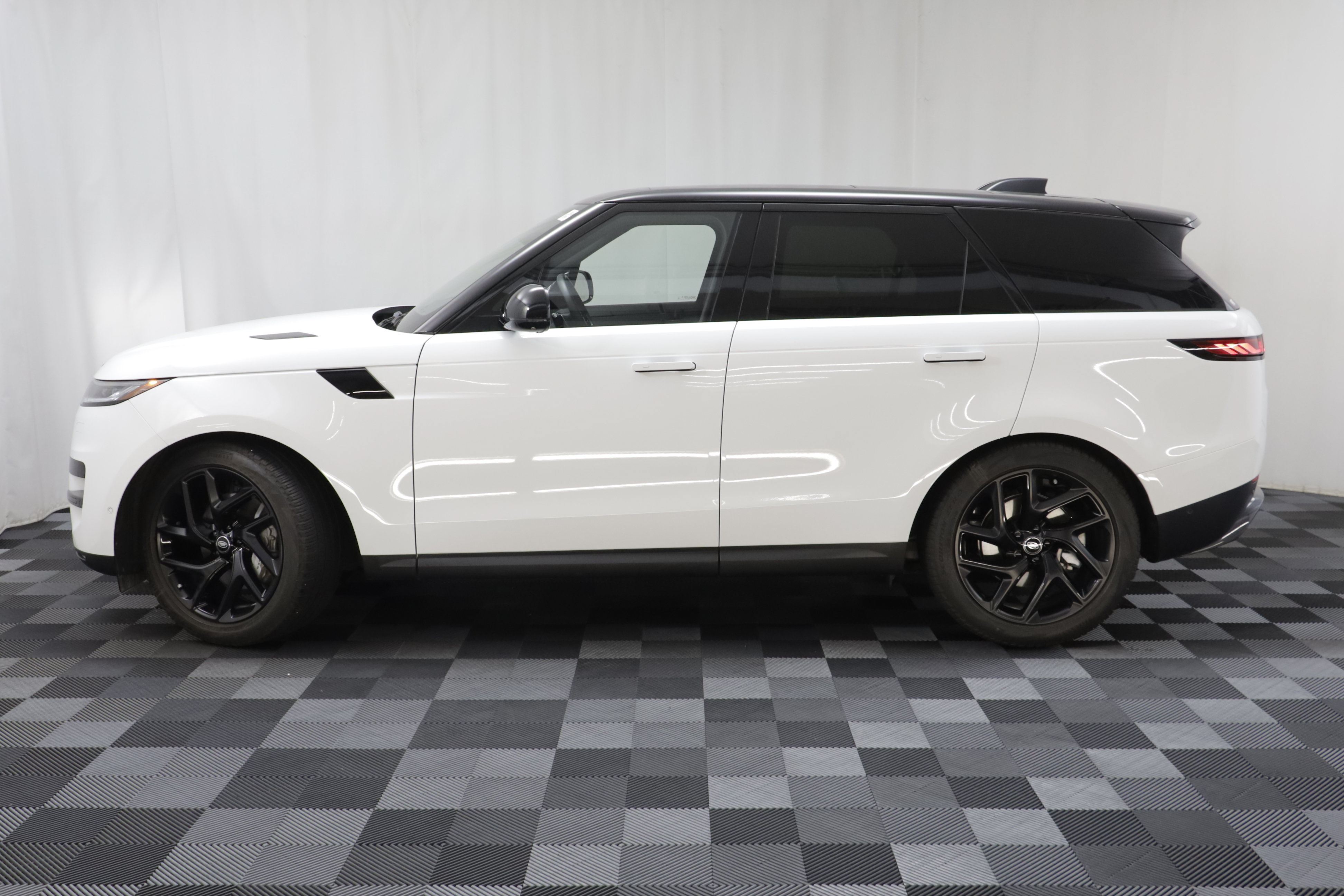 Certified 2025 Land Rover Range Rover Sport SE AWD/4WD image 4