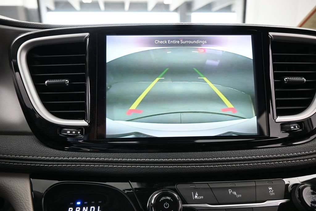 Used 2023 Chrysler Pacifica Touring-L FWD image 19