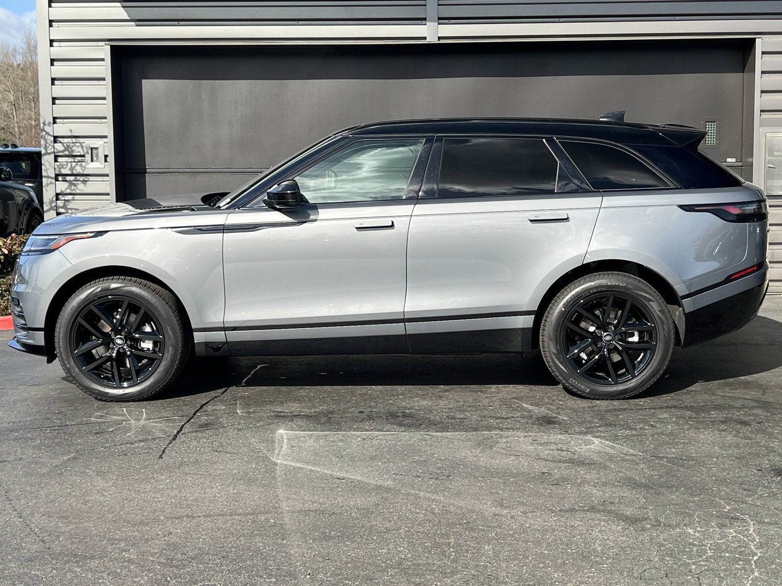 New 2025 Land Rover Range Rover Velar Dynamic SE image 5