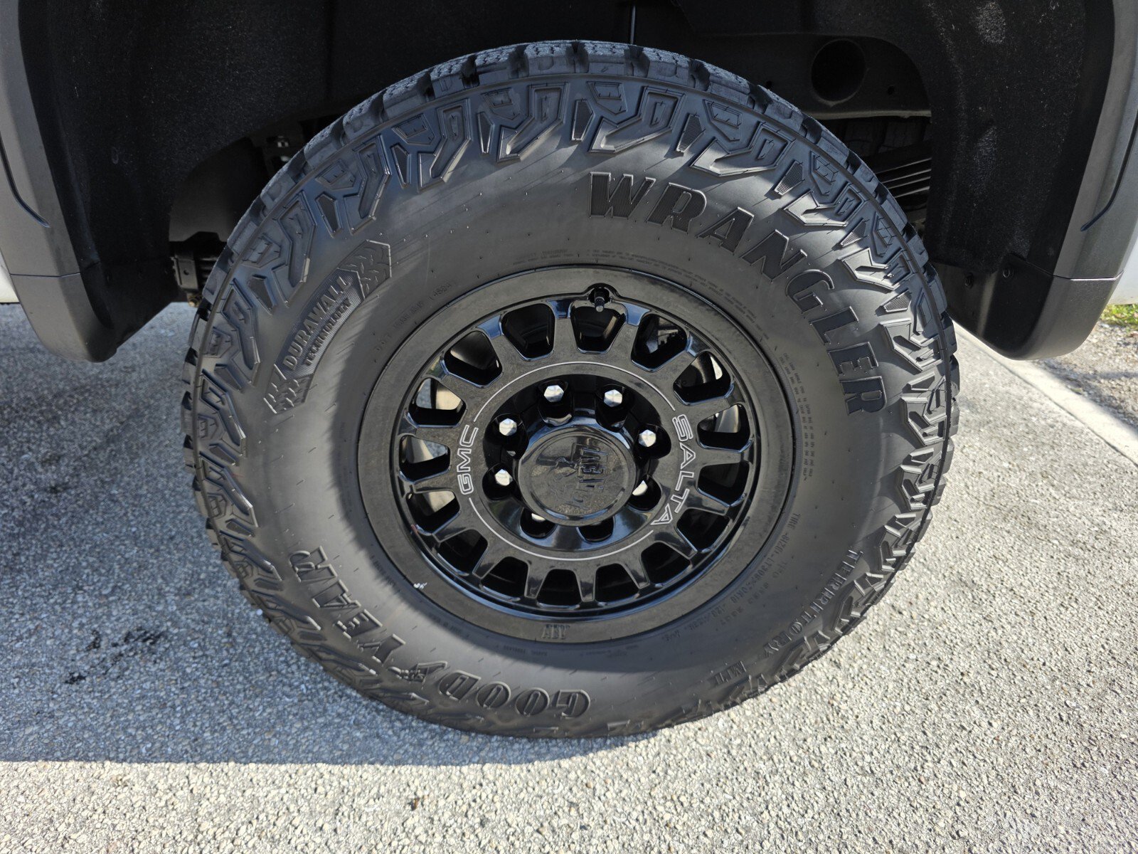 Used 2025 GMC Sierra 2500 AT4X w/ AT4X AEV Edition AWD/4WD image 18