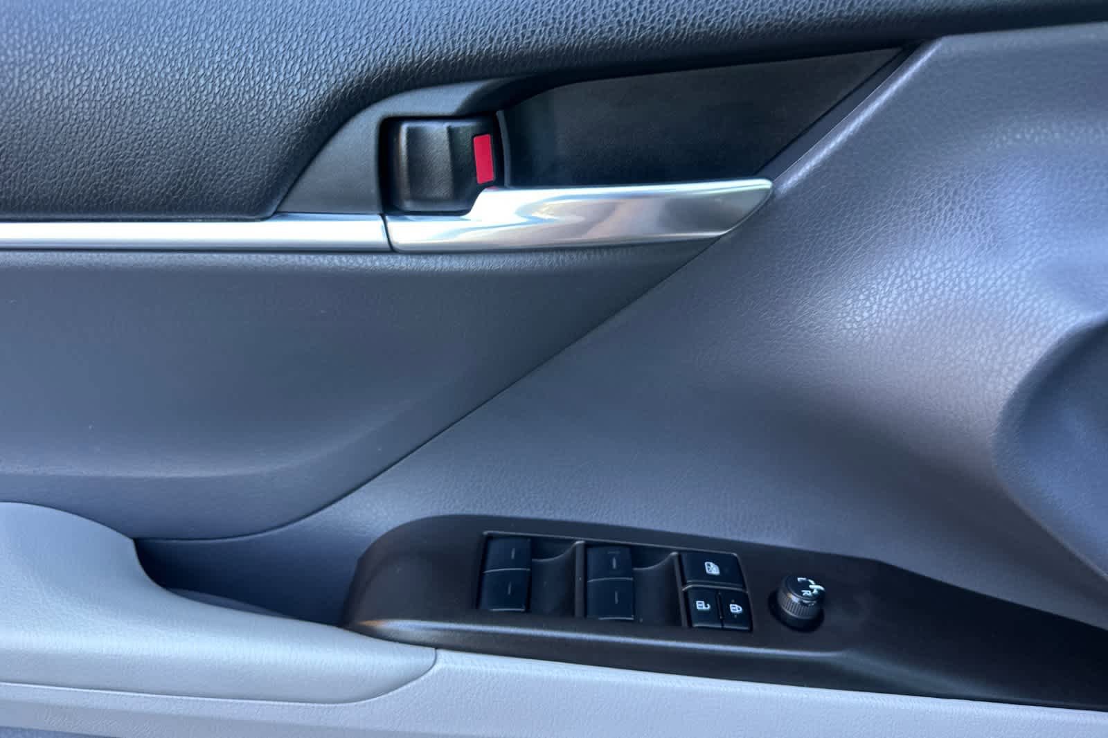 Used 2022 Toyota Camry SE w/ Convenience Package FWD image 10