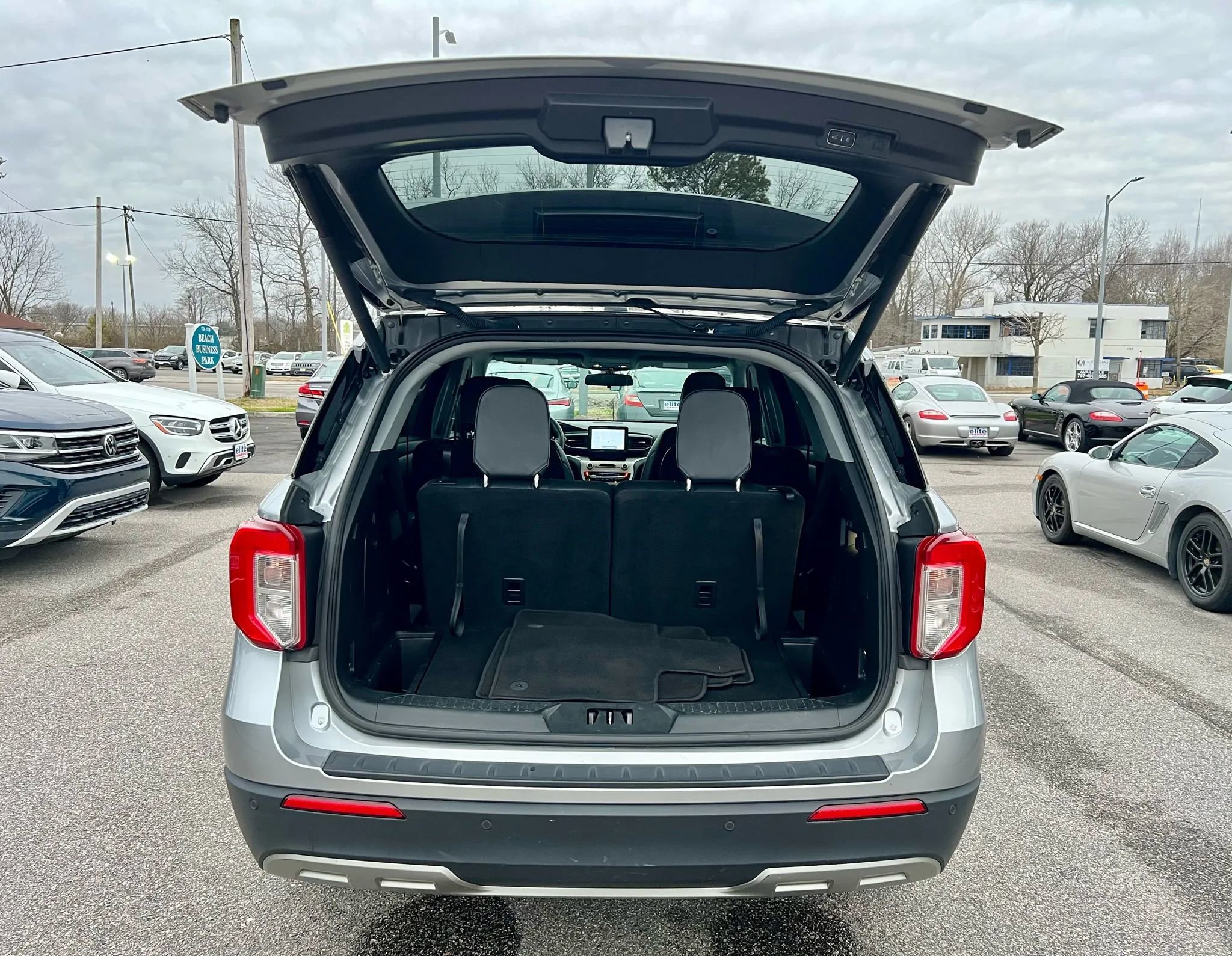 Used 2022 Ford Explorer XLT w/ Equipment Group 202A image 10