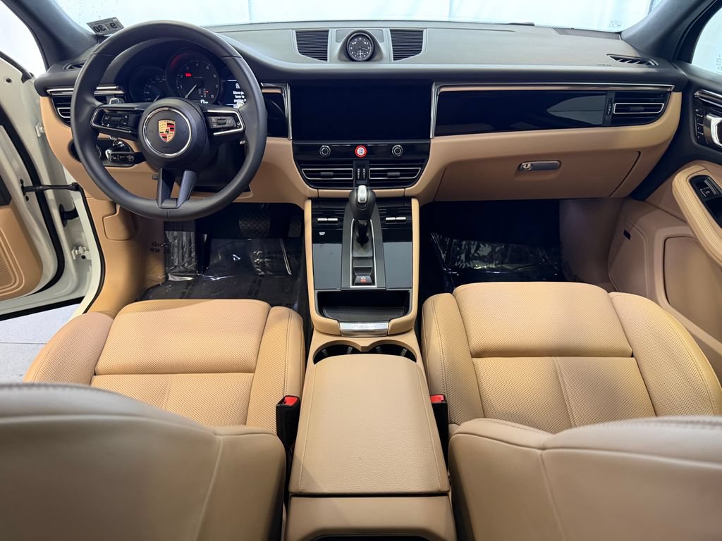 Certified 2025 Porsche Macan AWD/4WD image 17