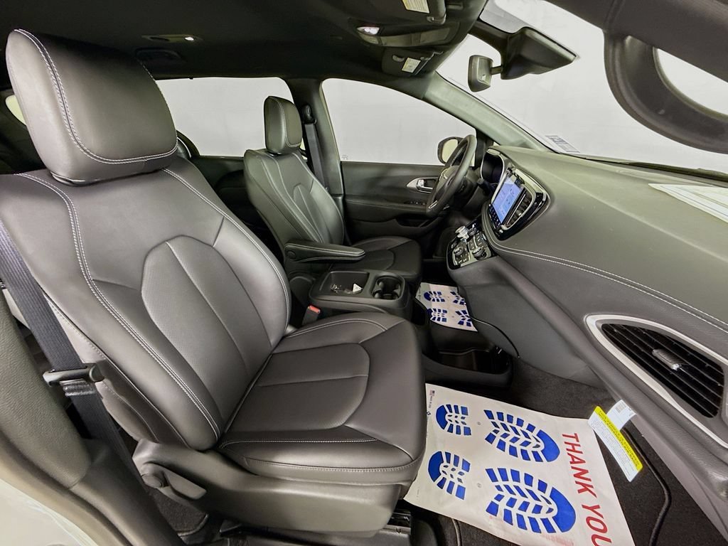 Used 2025 Chrysler Pacifica Select FWD image 28