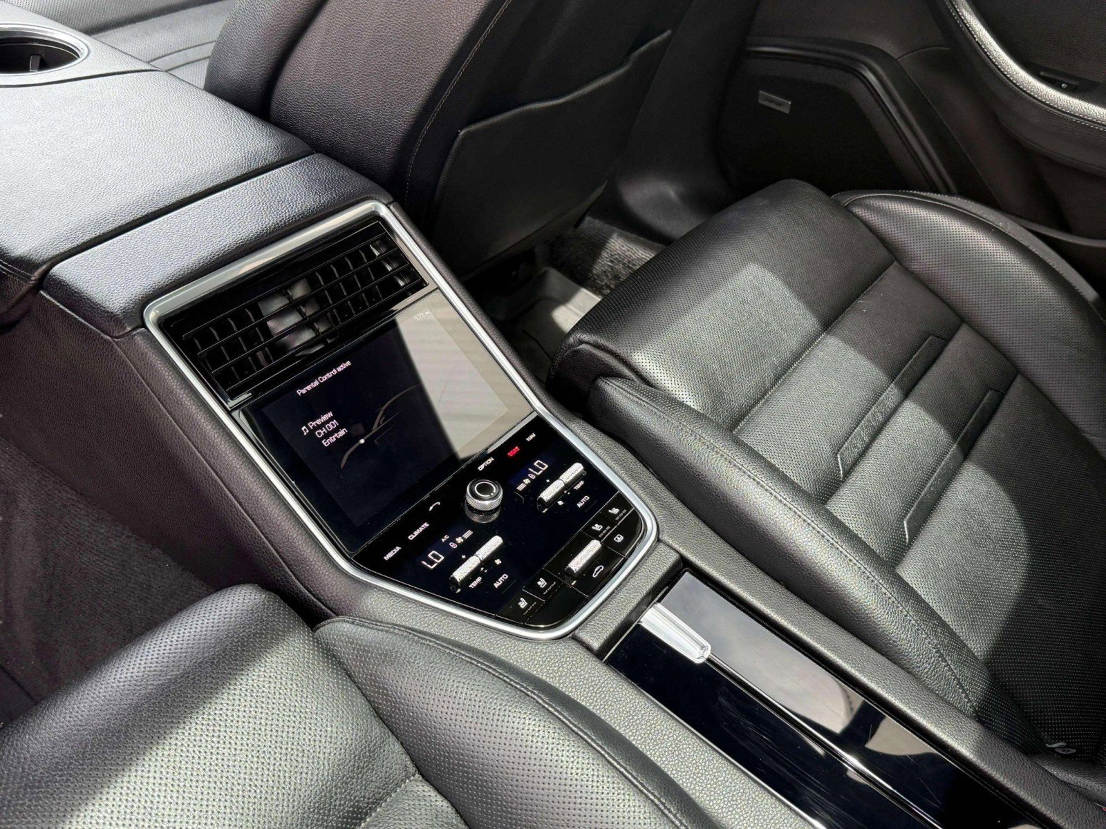 Used 2018 Porsche Panamera 4 image 9