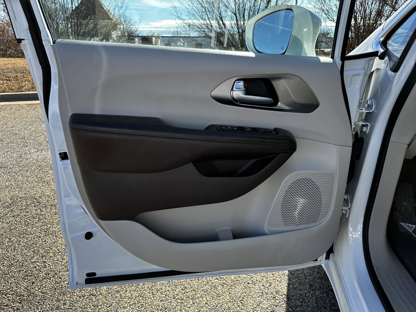 Used 2018 Chrysler Pacifica Touring-L image 10