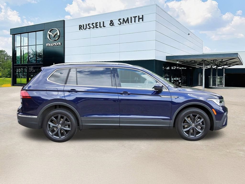 Used 2024 Volkswagen Tiguan SE w/ Panoramic Sunroof Package AWD/4WD image 3