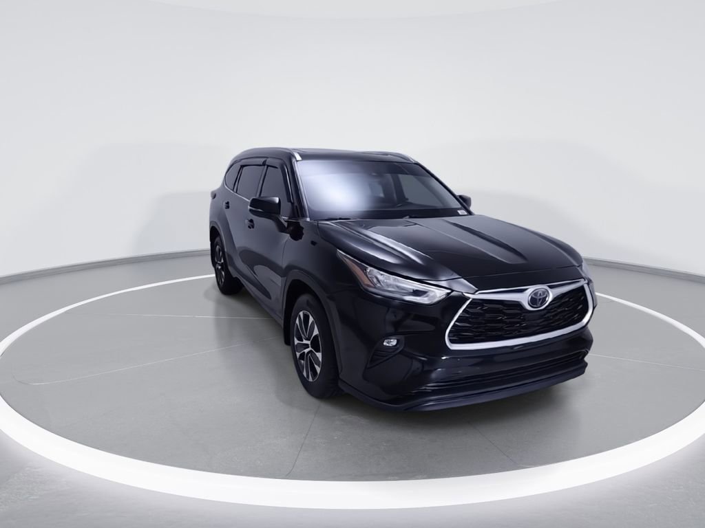 Used 2020 Toyota Highlander XLE AWD/4WD image 2