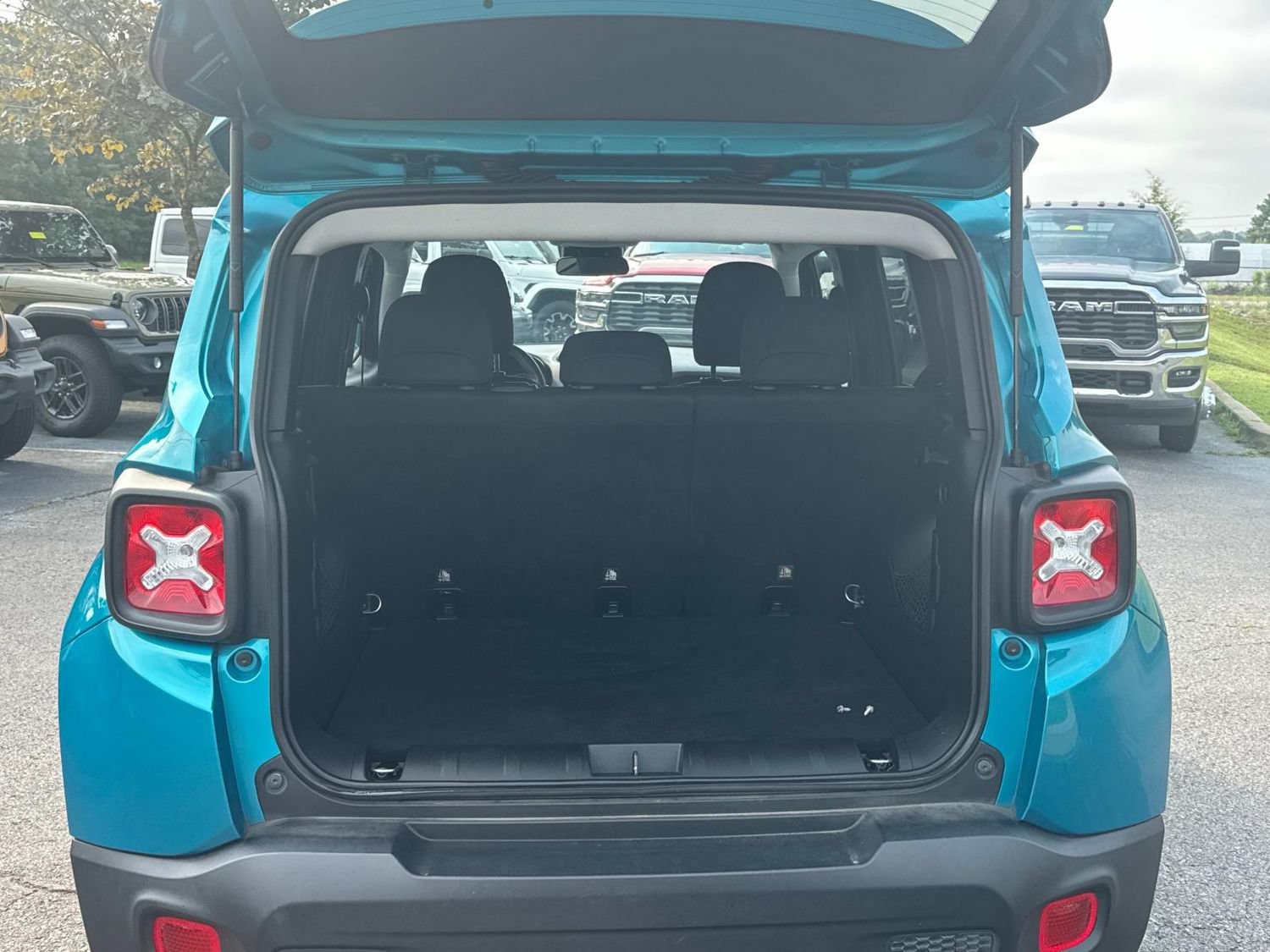 Used 2019 Jeep Renegade Latitude FWD image 16