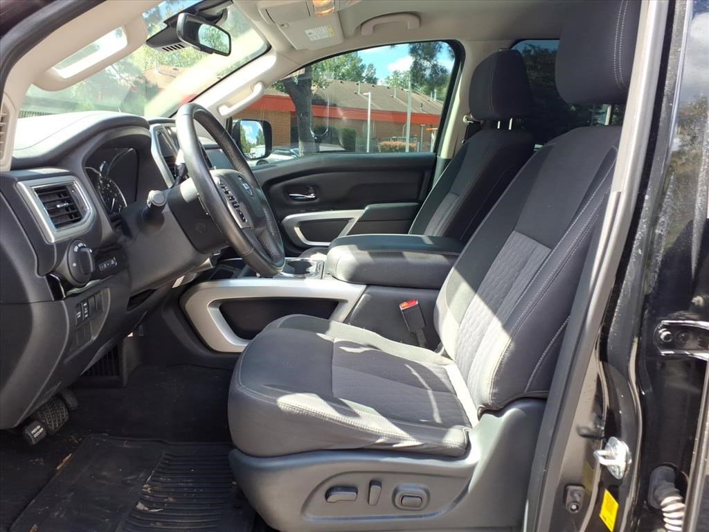 Used 2021 Nissan Titan SV w/ SV Convenience Package image 11