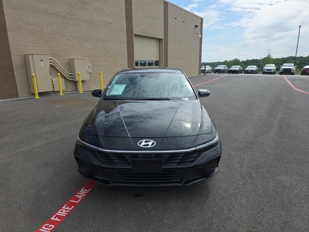 Used 2024 Hyundai Elantra SE FWD image 2