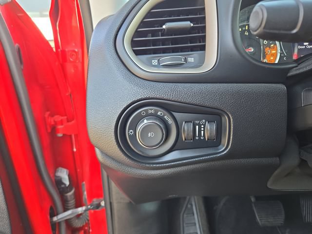 Used 2017 Jeep Renegade Latitude w/ Popular Equipment Group FWD image 21