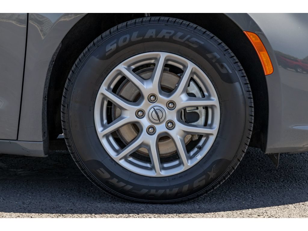 Used 2024 Chrysler Pacifica Touring FWD image 9