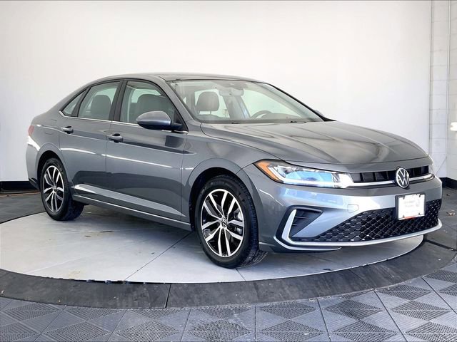 Used 2025 Volkswagen Jetta SE image 1