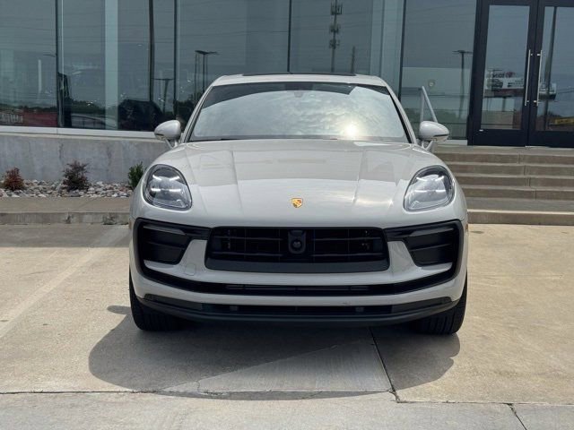 Certified 2025 Porsche Macan AWD/4WD image 10