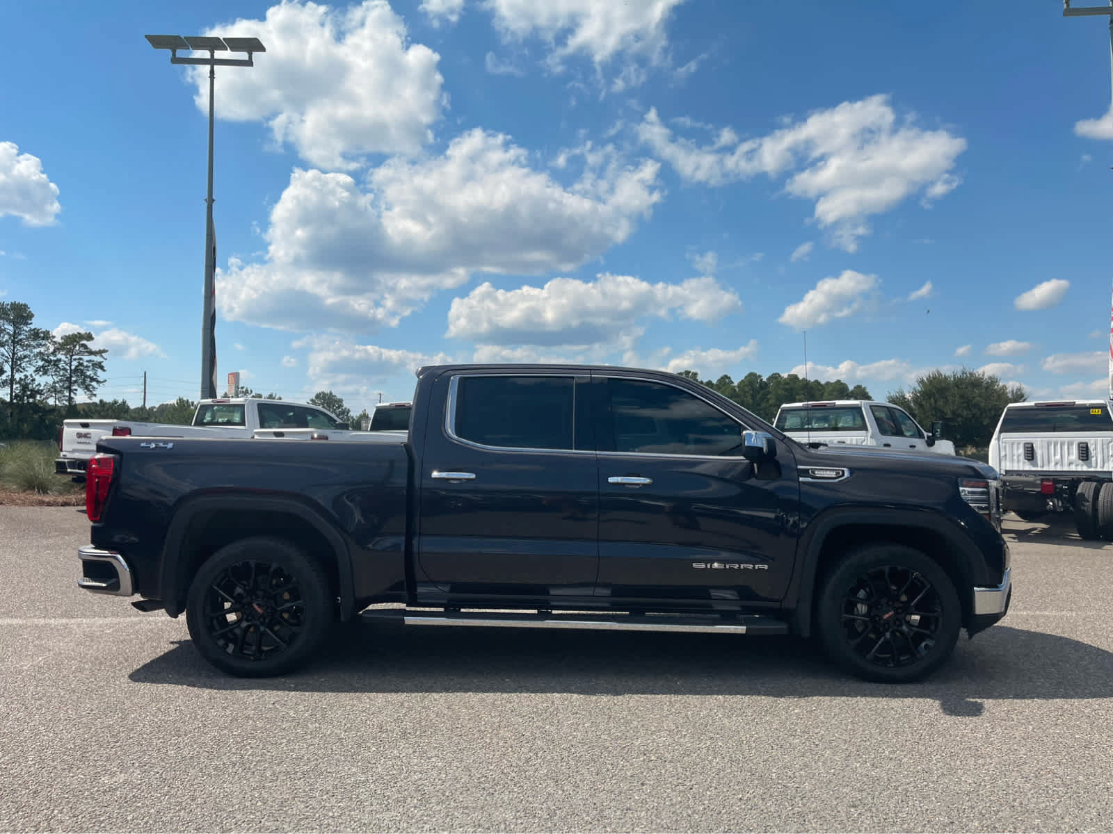 Used 2023 GMC Sierra 1500 SLT w/ SLT Premium Package AWD/4WD image 4