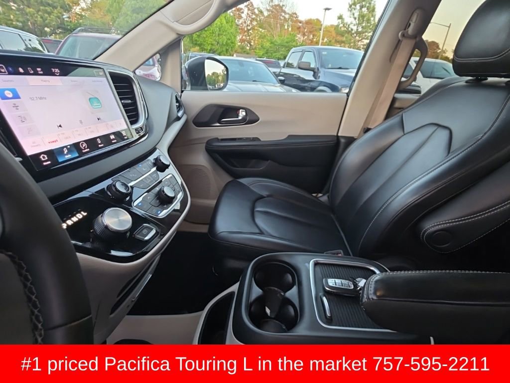 Used 2023 Chrysler Pacifica Touring-L image 17