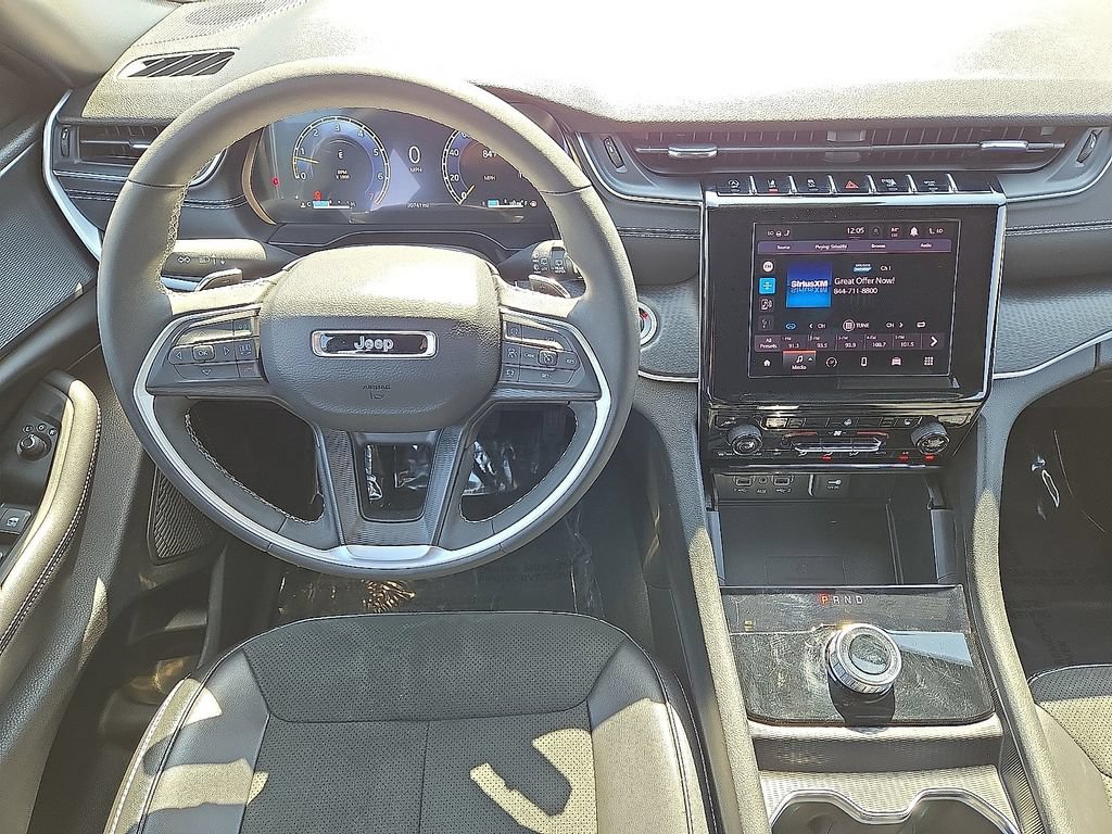 Used 2025 Jeep Grand Cherokee Altitude AWD/4WD image 18