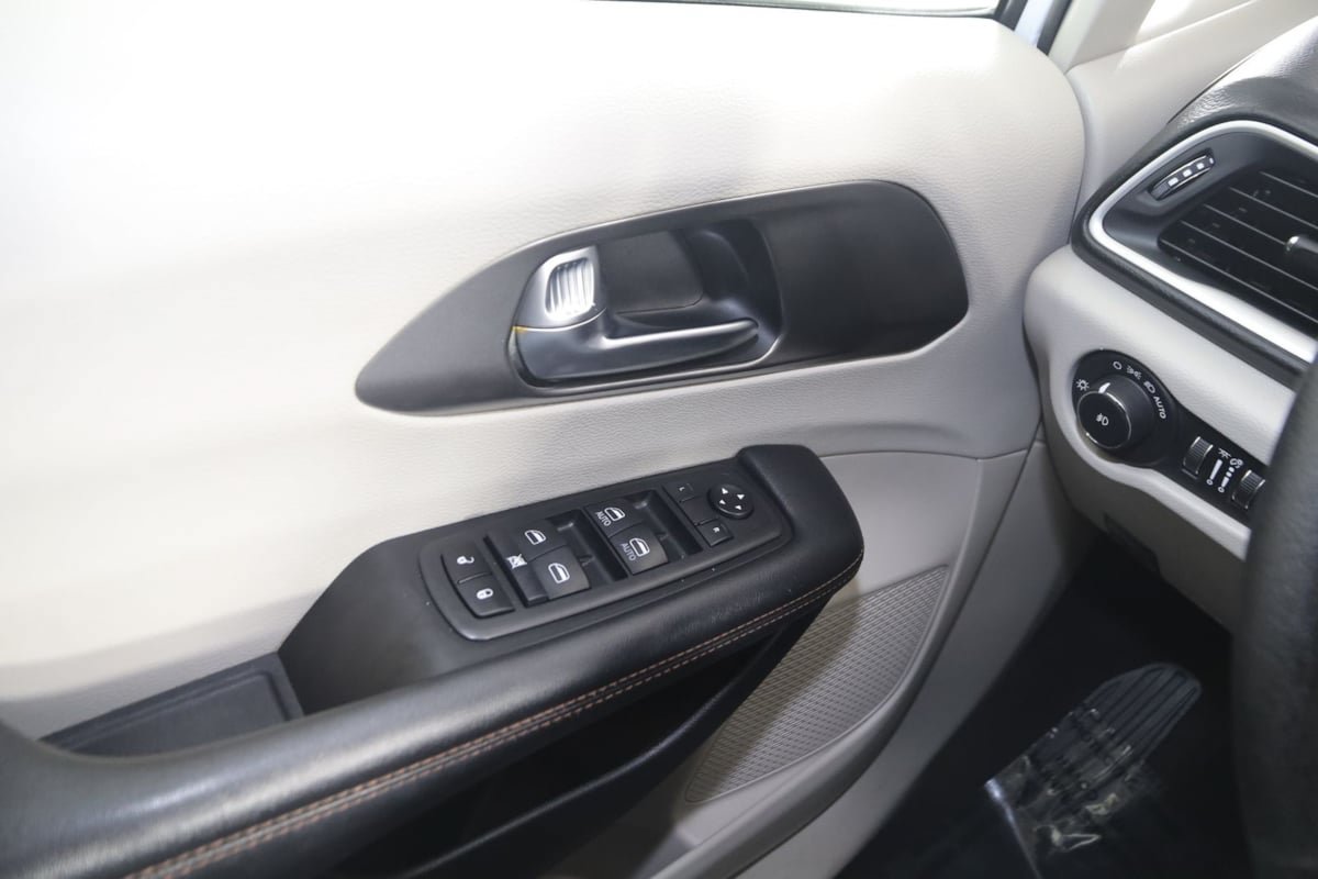 Used 2020 Chrysler Pacifica Touring FWD image 28