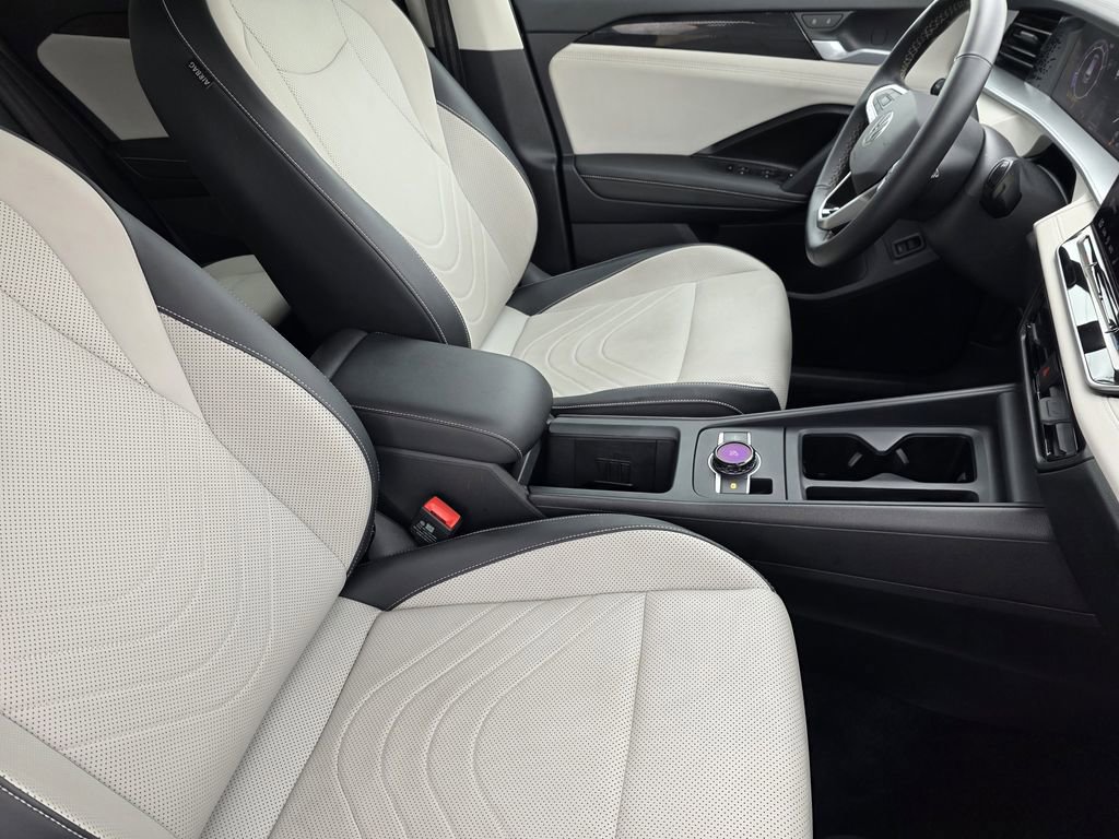 Used 2025 Volkswagen Tiguan SE AWD/4WD image 10