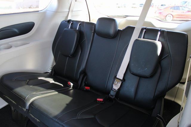 Used 2022 Chrysler Pacifica Touring-L image 17