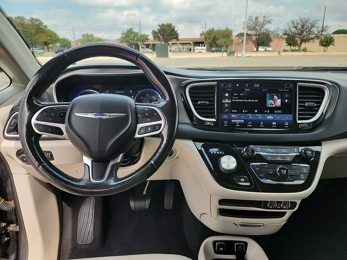 Used 2021 Chrysler Pacifica Touring-L FWD image 7