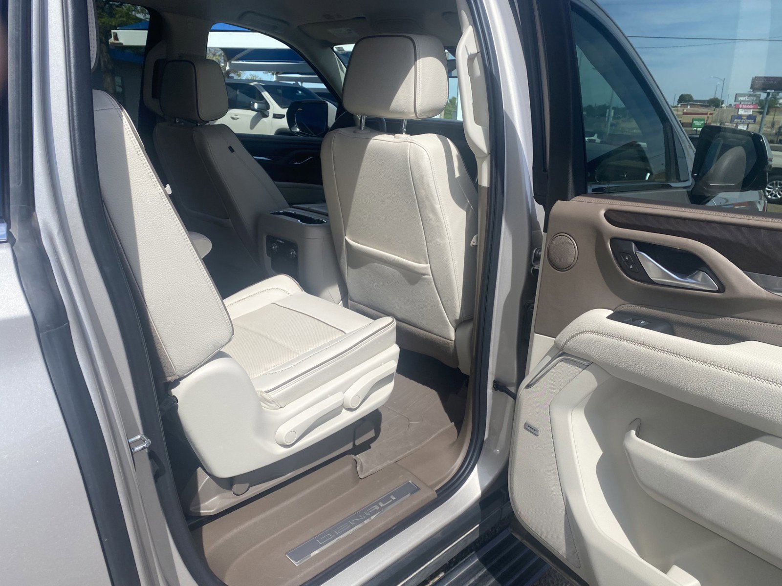 Used 2022 GMC Yukon XL Denali RWD image 12