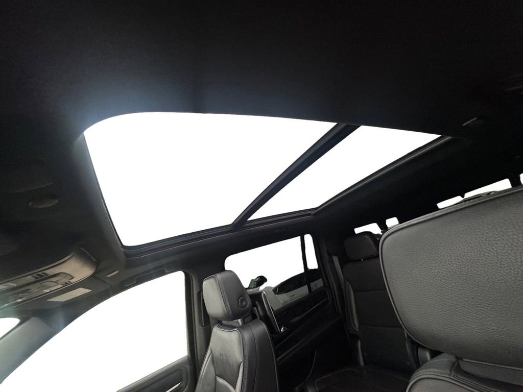 Used 2022 GMC Yukon XL Denali image 11
