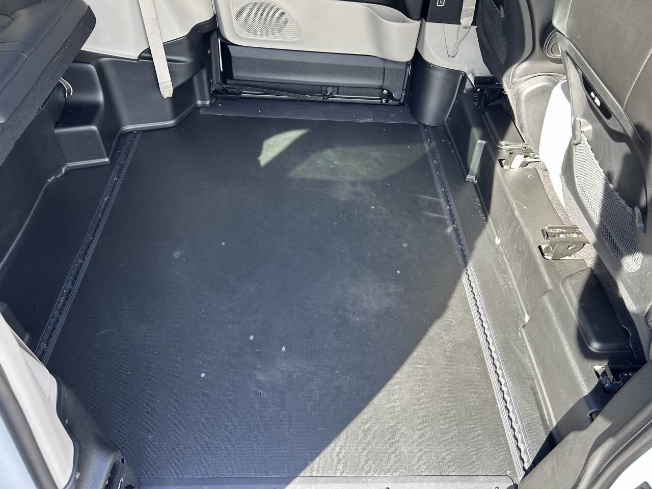 Used 2024 Chrysler Pacifica Touring-L image 6