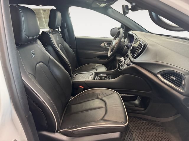 Used 2025 Chrysler Pacifica Limited AWD/4WD image 4