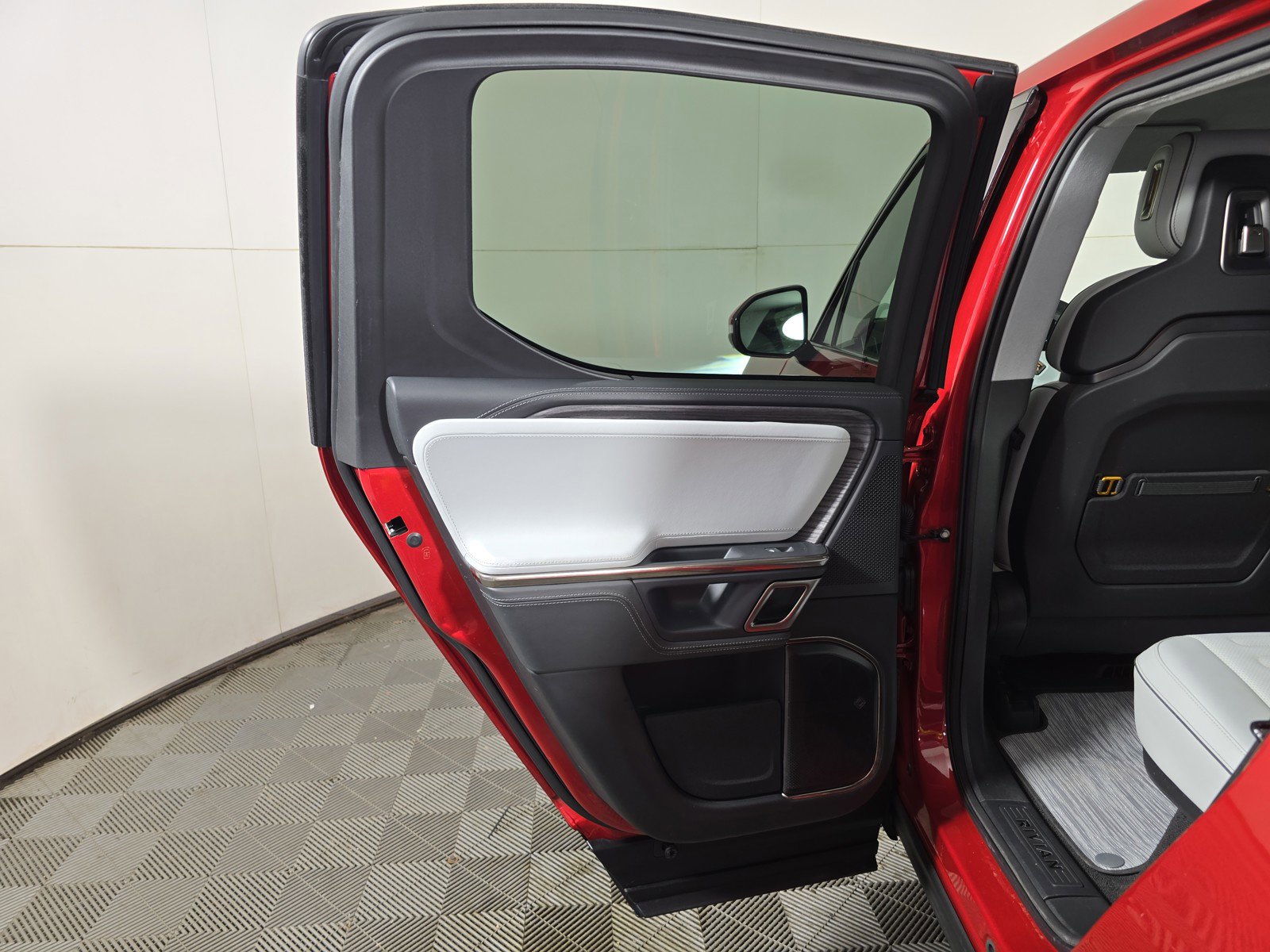 Used 2023 Rivian R1T Adventure AWD/4WD image 17