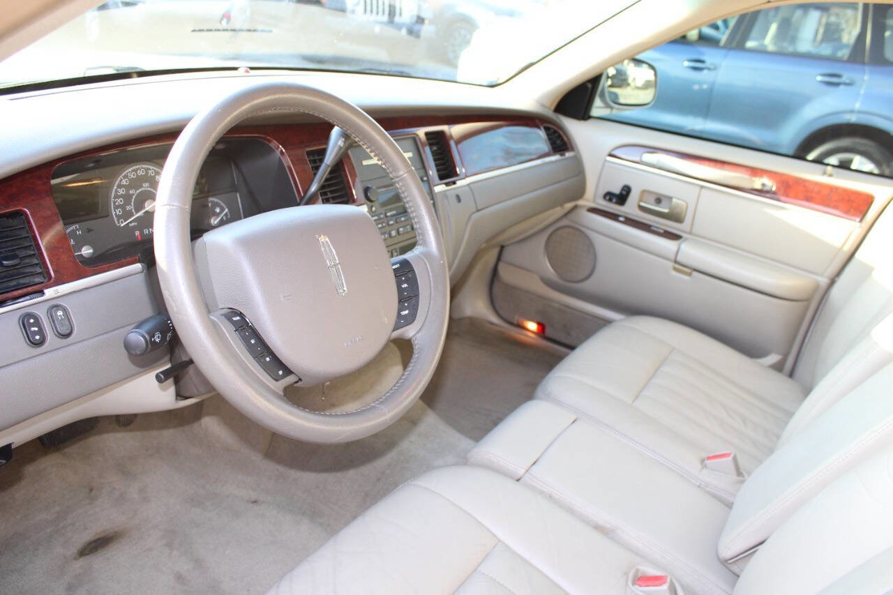 Used 2005 Lincoln Town Car Signature image 13