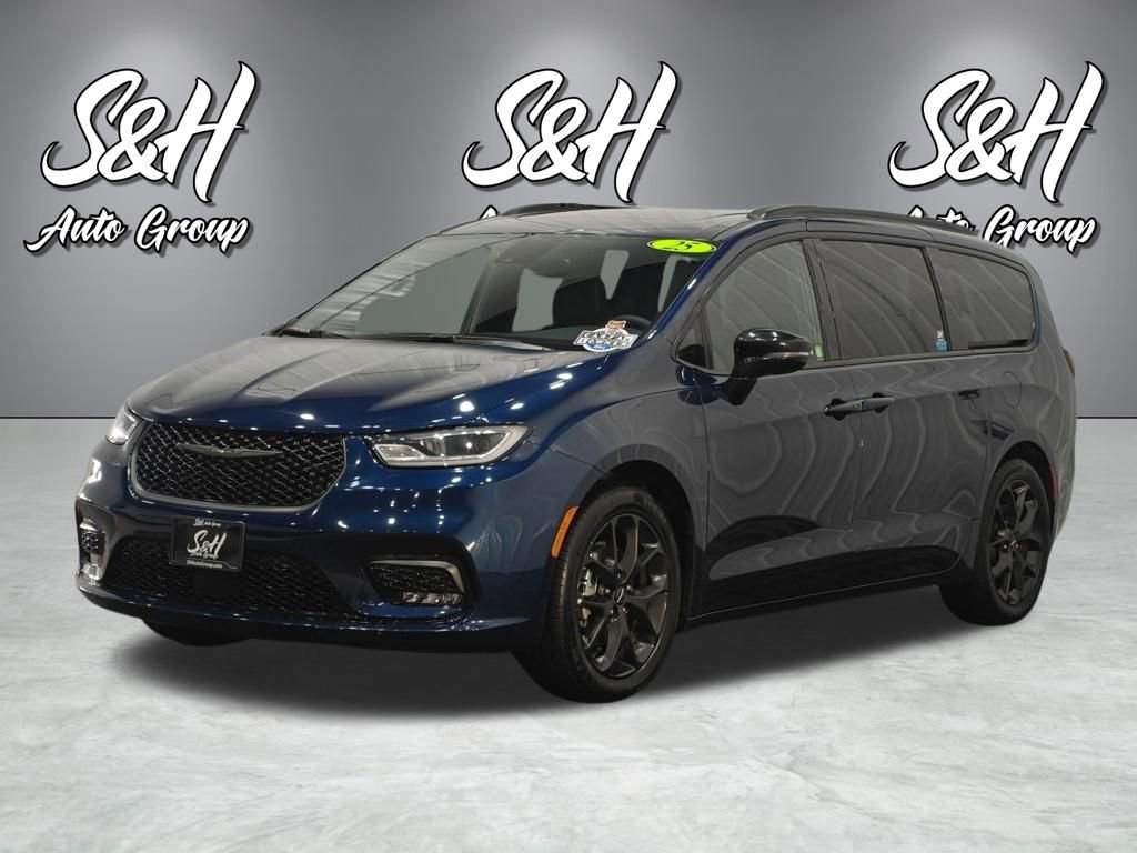 Used 2025 Chrysler Pacifica Limited image 18