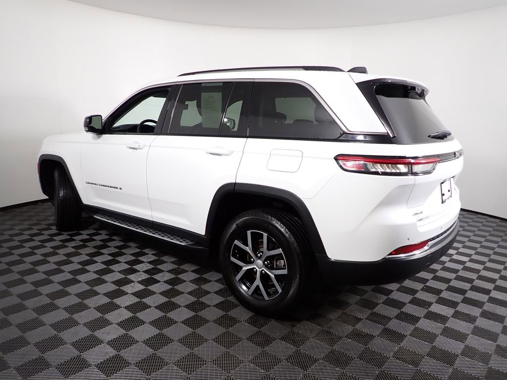 Used 2023 Jeep Grand Cherokee Limited w/ Luxury Tech Group II AWD/4WD image 13