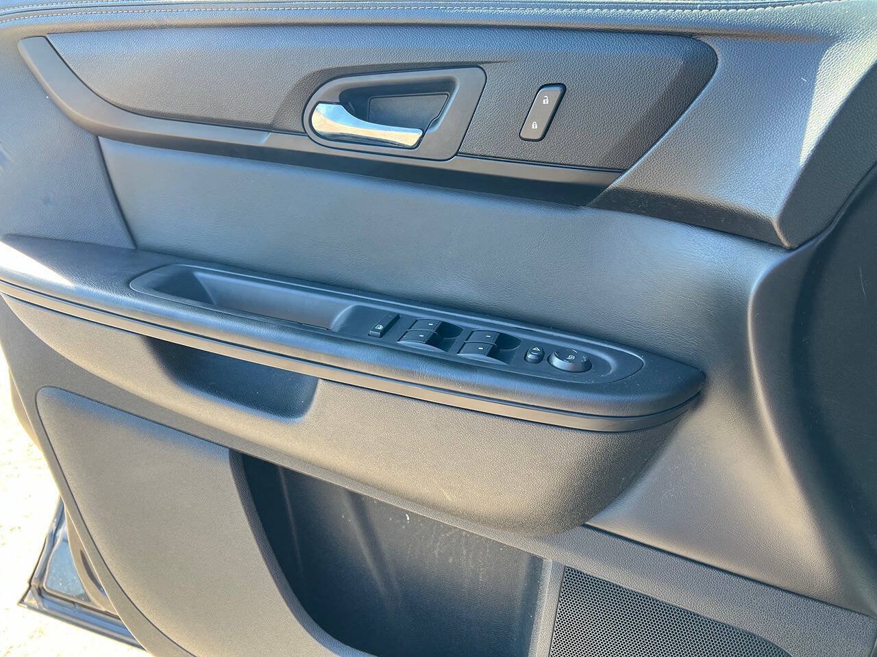 Used 2015 GMC Acadia SLE FWD image 16