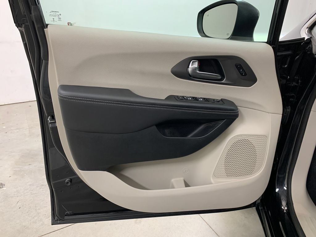 Used 2023 Chrysler Pacifica Touring-L w/ Uconnect Theater Family Group AWD/4WD image 18