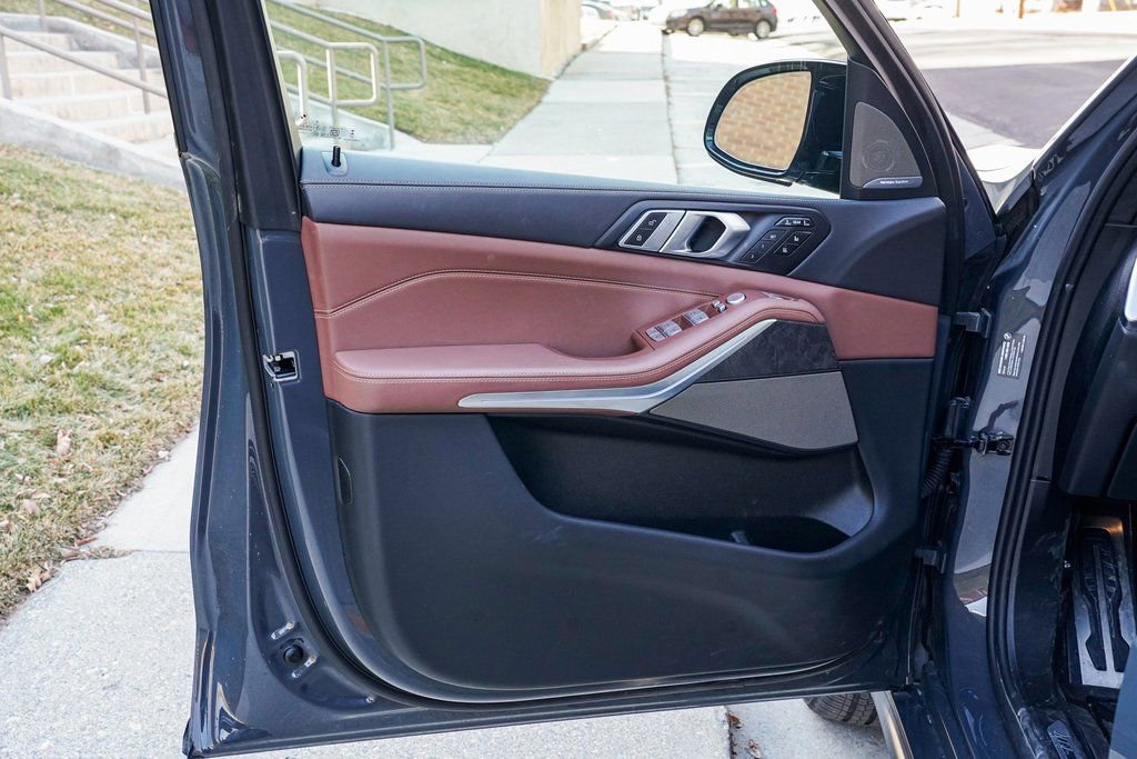 Certified 2025 BMW X7 M60i AWD/4WD image 9
