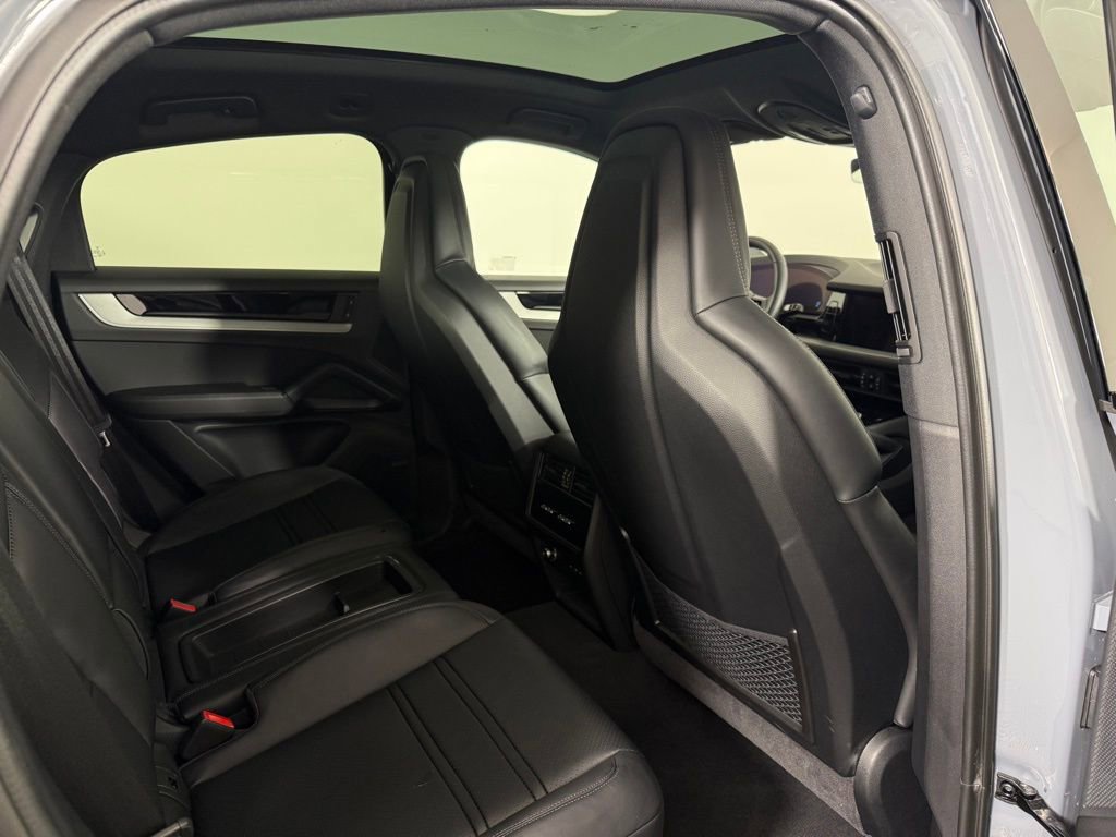 Certified 2025 Porsche Cayenne Coupe image 17