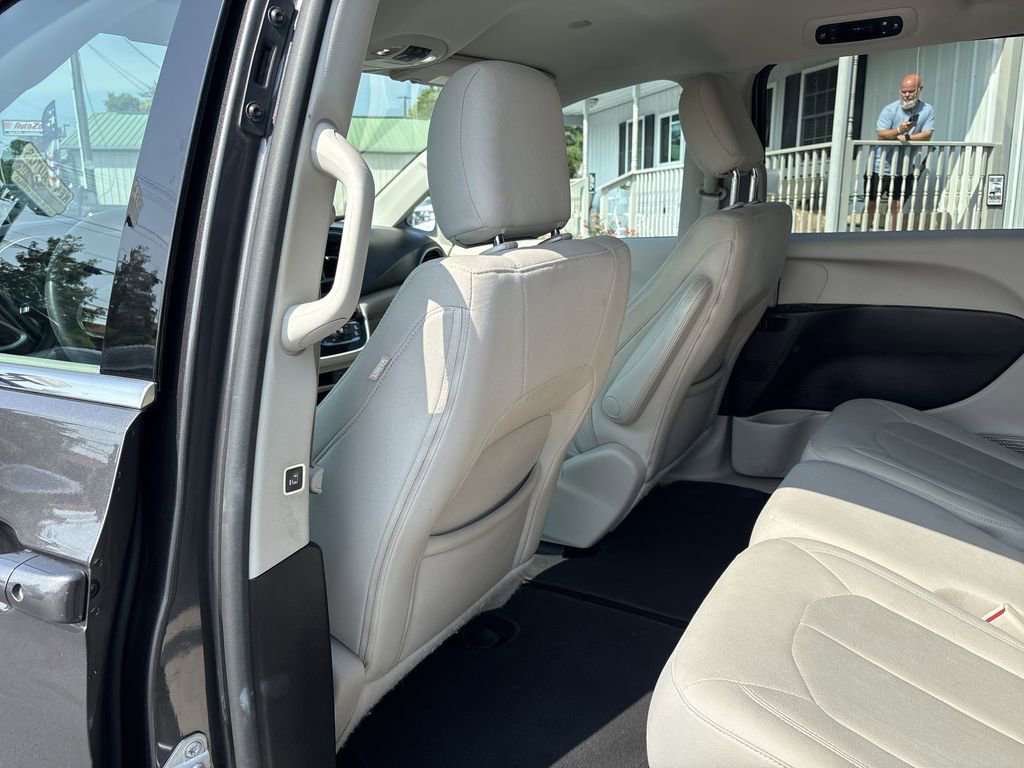 Used 2017 Chrysler Pacifica Touring image 21