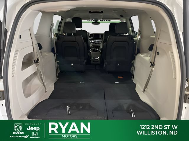 Used 2018 Chrysler Pacifica Touring-L FWD image 11