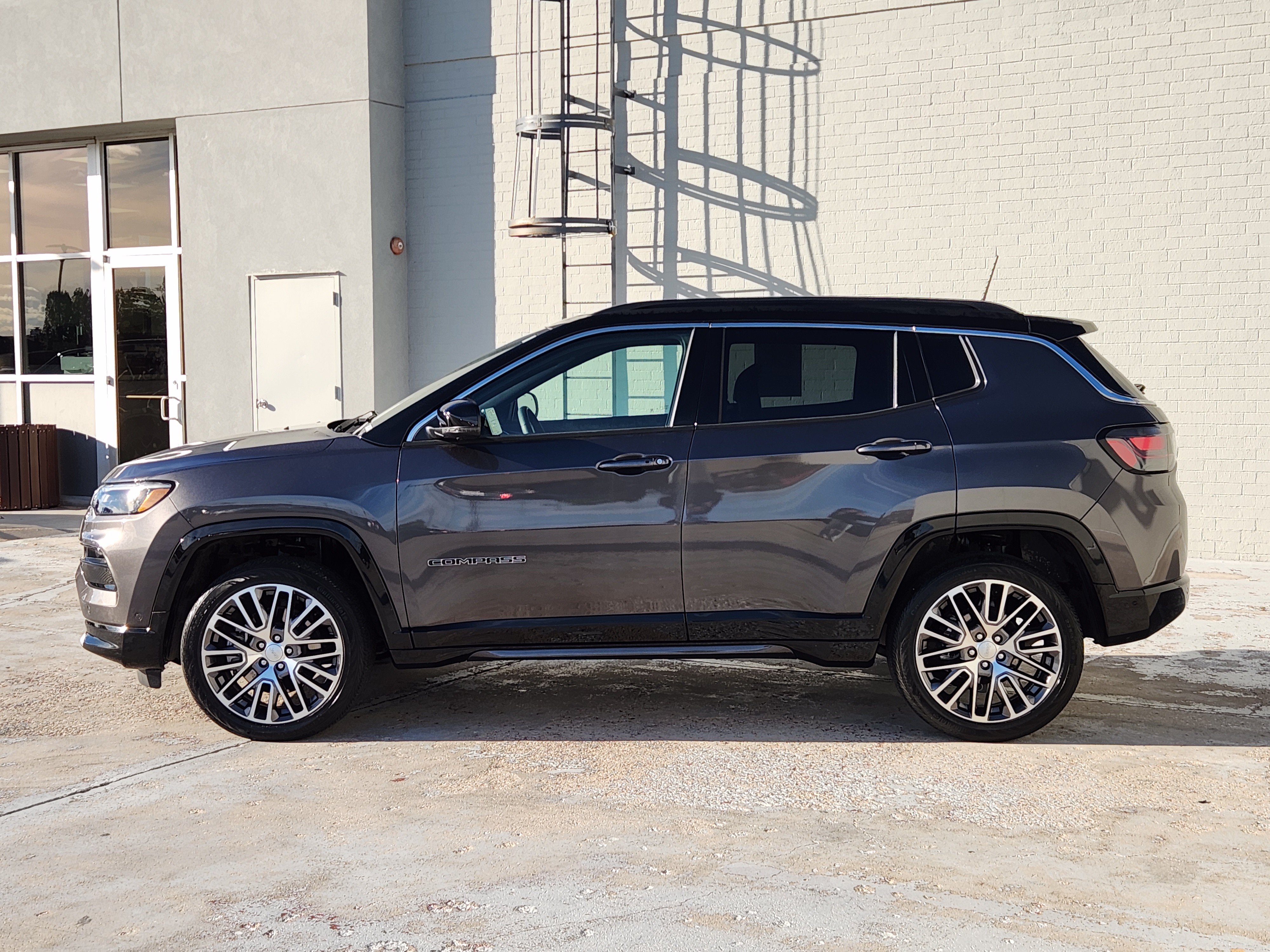 Used 2023 Jeep Compass Limited w/ Elite Group AWD/4WD image 5