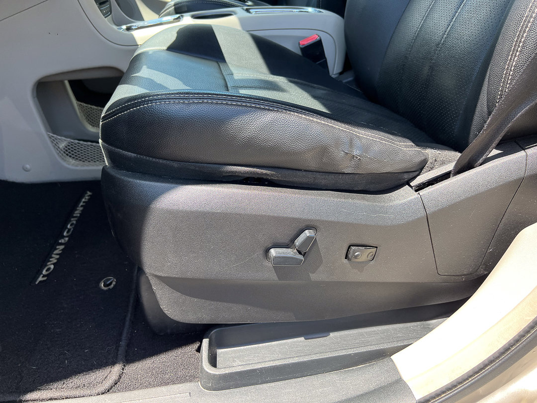 Used 2013 Chrysler Town & Country Touring-L w/ Driver Convenience Group FWD image 17